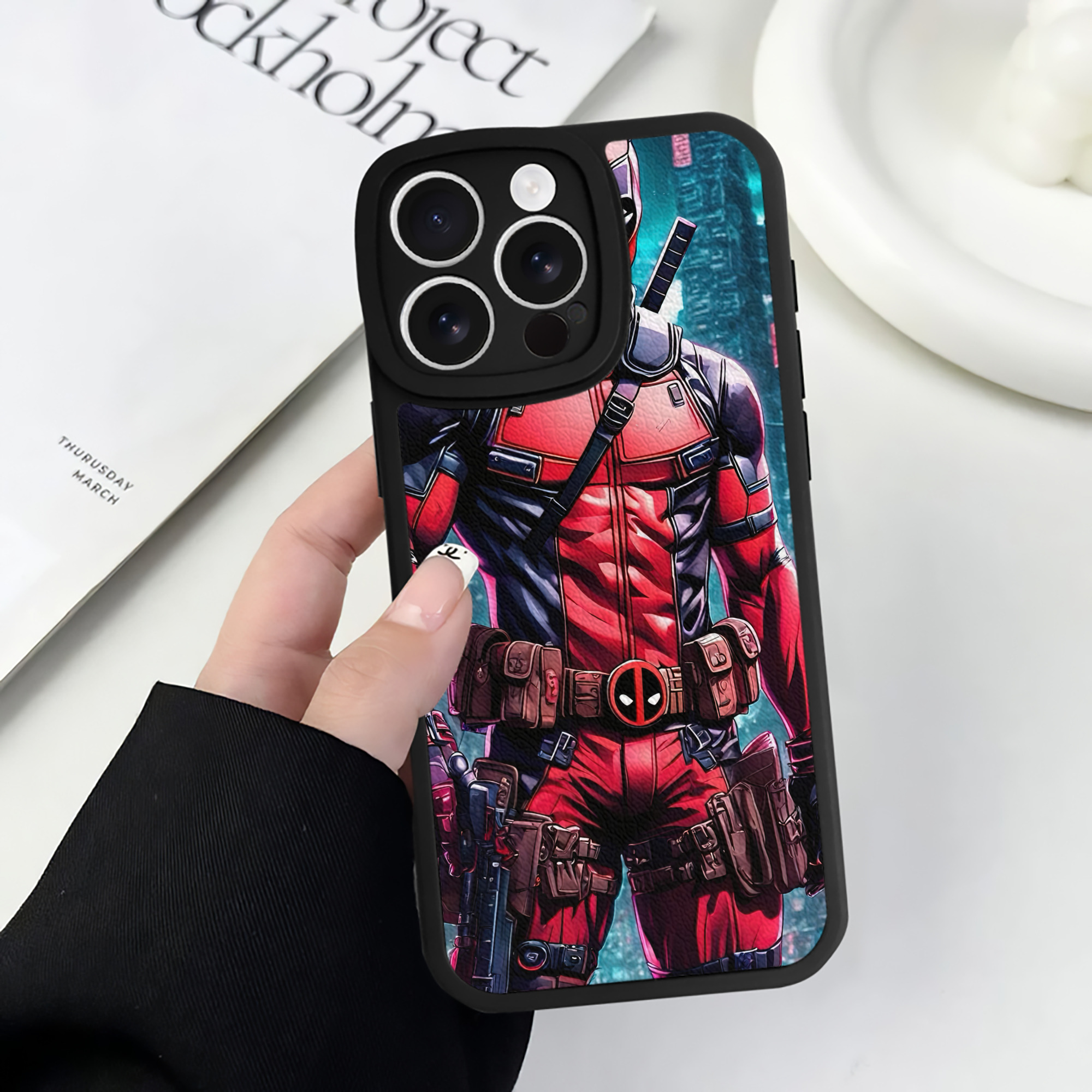 （画像用） Deadpool デッドプール 【iPhone 16シリーズ対応】シリコンスマホケース（レザー調） 材質：シリコン